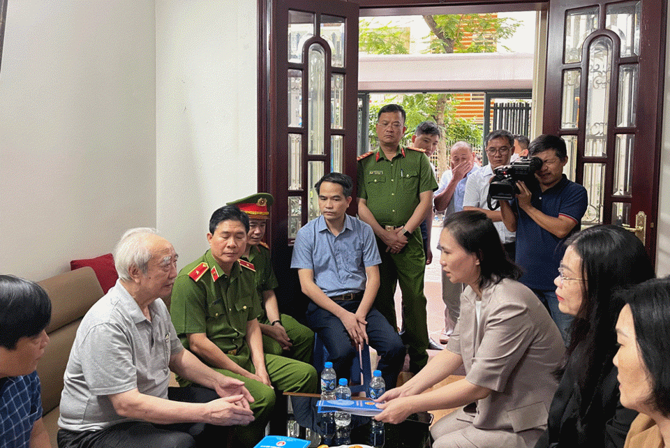 Lãnh đạo Thành phố Hà Nội thăm hỏi, động viên gia đình 4 người chết trong vụ cháy quận Hà Đông